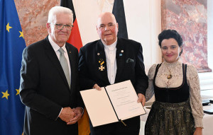 Rudolf B&uuml;hler erh&auml;lt Landesverdienstorden