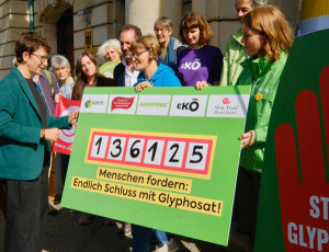 Umweltverb&auml;nde &uuml;bergeben Petition f&uuml;r Glyphosat-Verbot